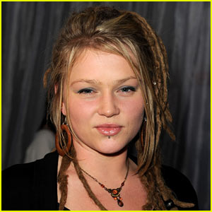 crystal-bowersox-marries-longtime-friend-brian-walker
