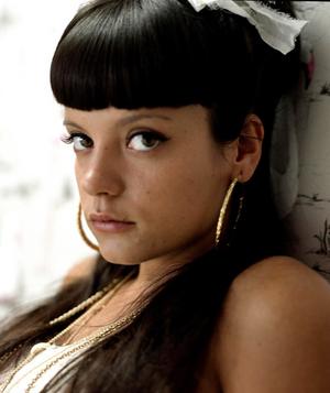lily_allen_narrowweb__300x3570
