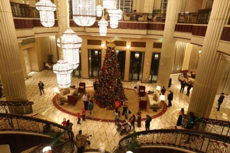 Christmas_trees_St_Regis_Abu_Dhabi-800x533
