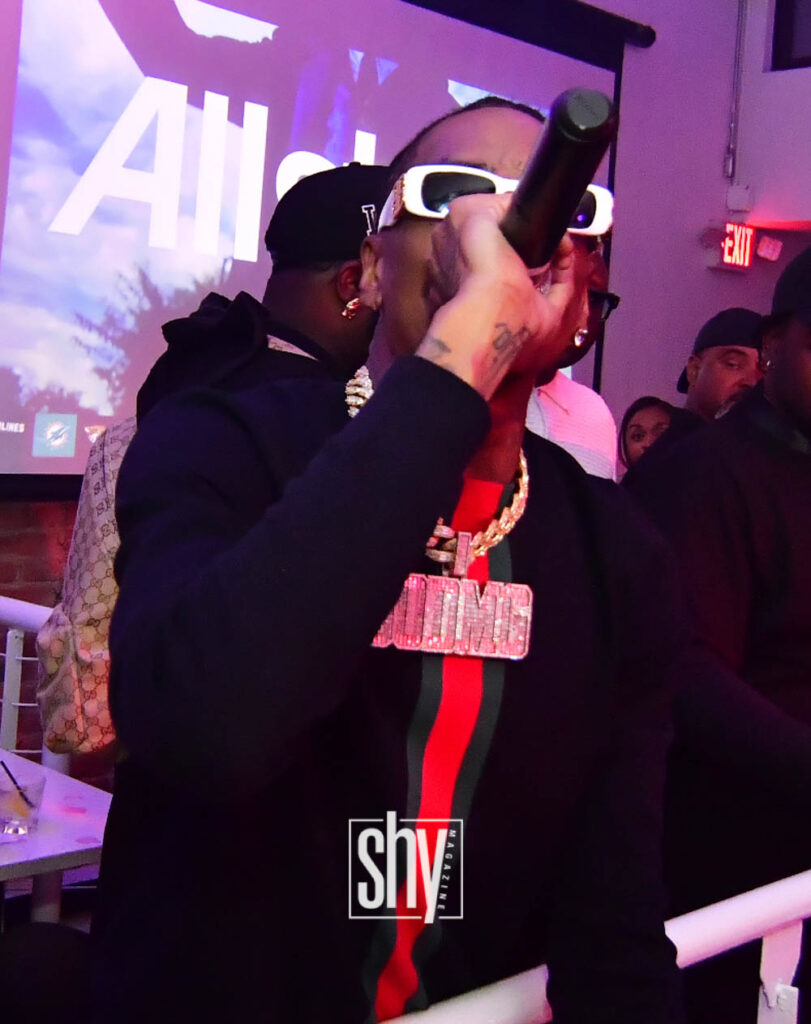 air lounge shy mag 17