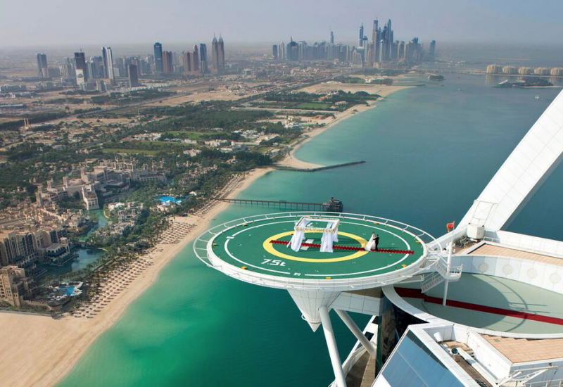 Теннис оаэ. Отель Парус в Дубае вертолетная площадка. Burj al arab теннисный корт. Dubai Burj al arab вертолетная площадка. Бурдж Аль араб вертолетная площадка.